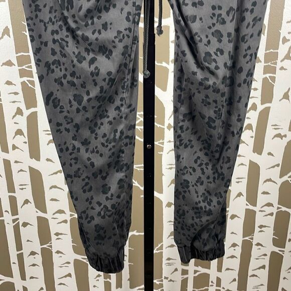 Anthropologie Cloth & Stone Leopard Print Chino Jogger Pants XS Gray, Black - Picture 10 of 11